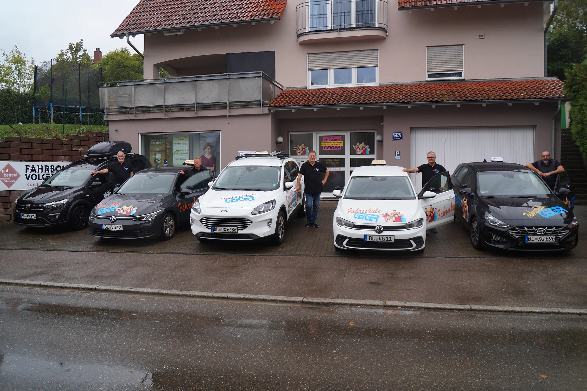 Team und Fahrzeuge der Fahrschule Geiger vor dem Standort in Schömberg