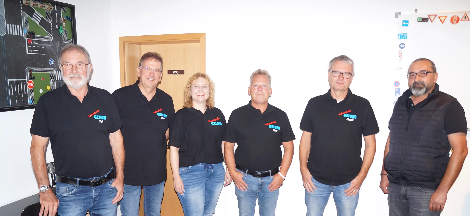 Sechs Mitglieder des Teams der Fahrschule Geiger